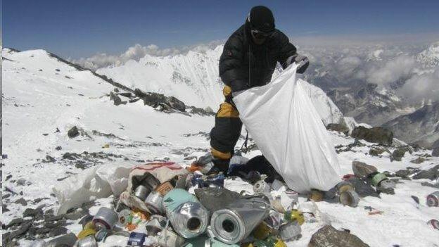 چین برای مقابله با مشکل زباله، صعود به اورست را محدود کرد