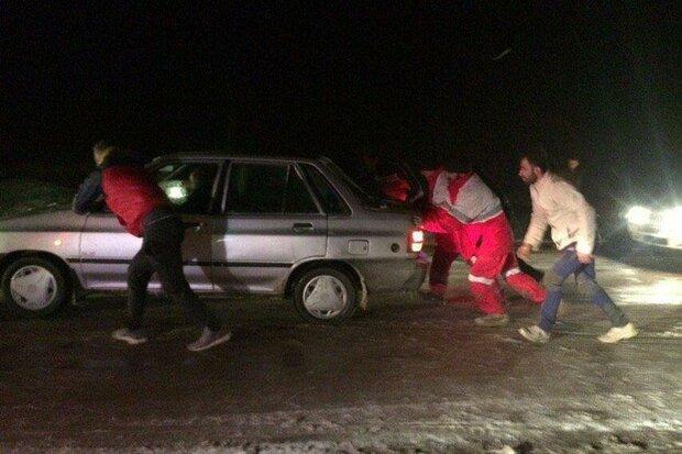 اعزام 2 تیم به محورهای برف گیر شهمیرزاد، 279 نفر امدادرسانی شدند