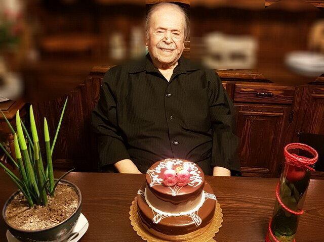 آرزوی محمدعلی کشاورز هنگام برش کیک 90 سالگی ، بالاخره پدرسالار را دیدم