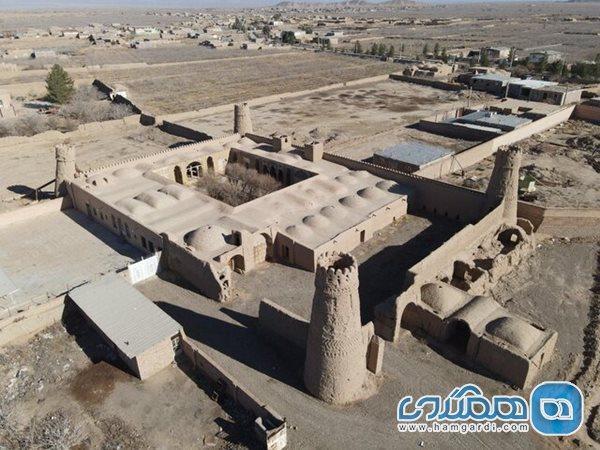 بازسازی بنای تاریخی چهار برجی یزدان آباد زرند آغاز شد